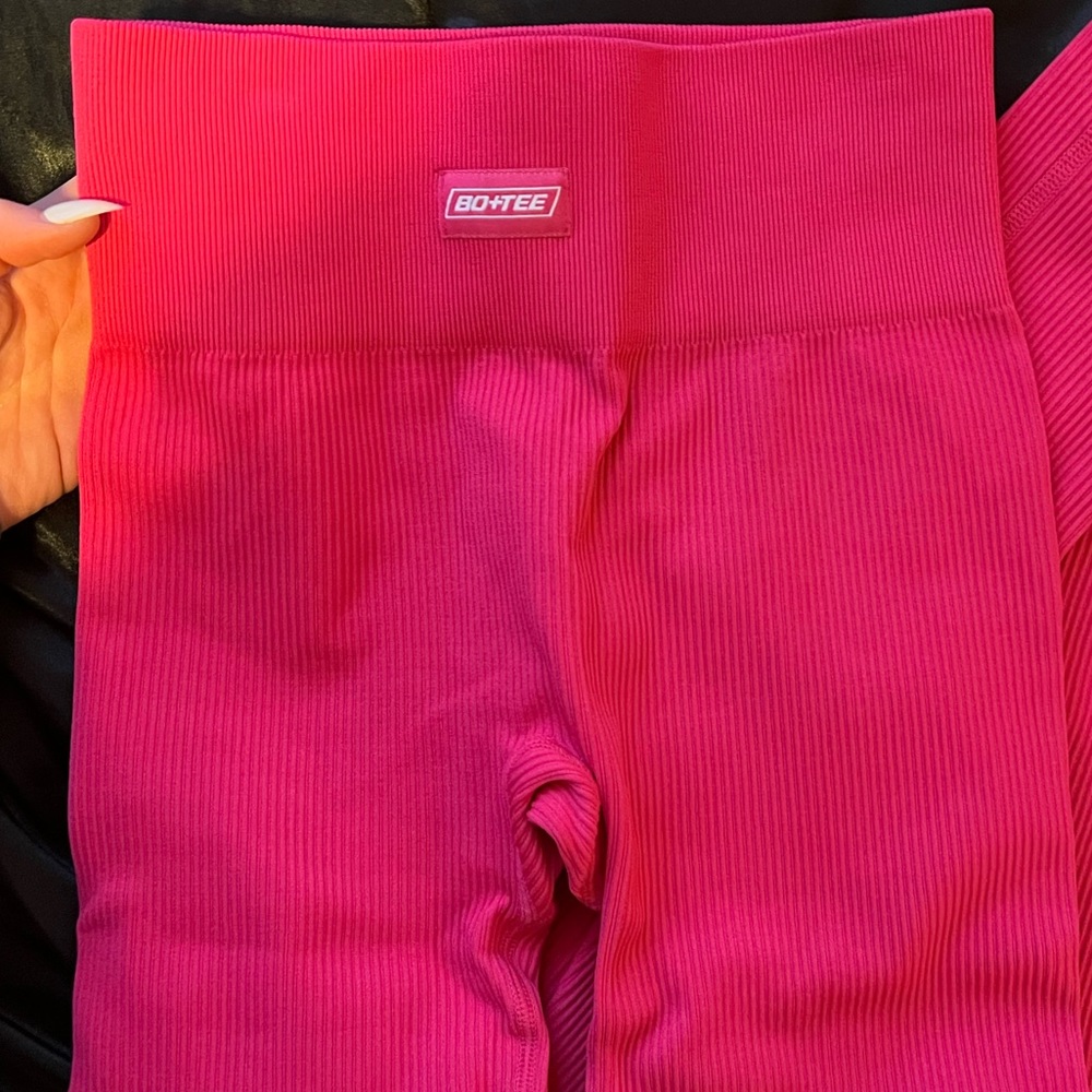 Pink Bo+Tee leggings